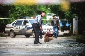 4月24日，瀏陽古港鎮，老鎮長在清掃爆炸點附近的玻璃碎片。圖/記者李坤