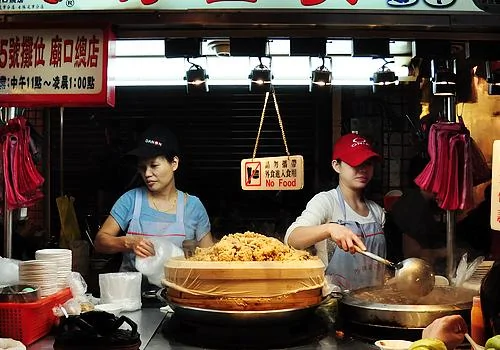 讓你吃到肚皮滾圓的台灣夜市