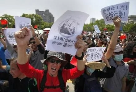 上海松江數千市民上街游i行區政府前抗議污染企業設籍