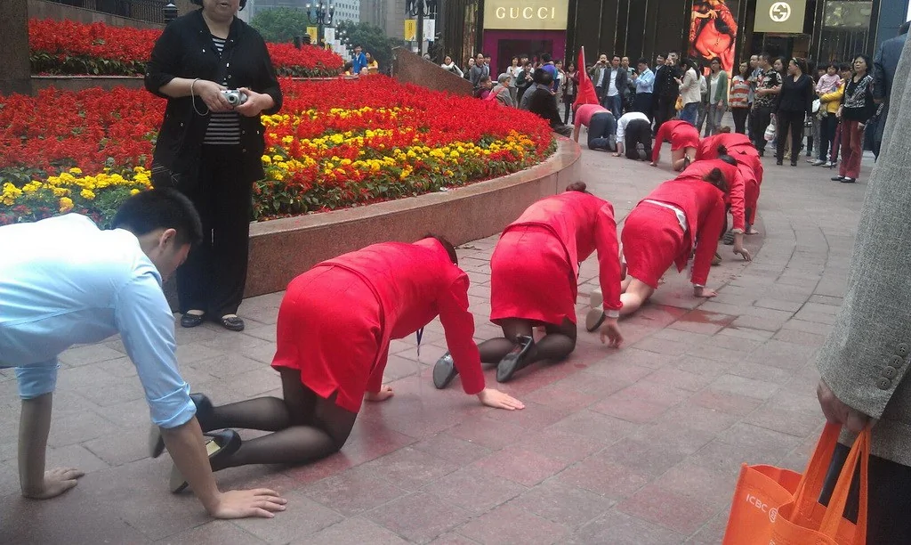 重庆公司抗压训练让员工绕解放碑爬行