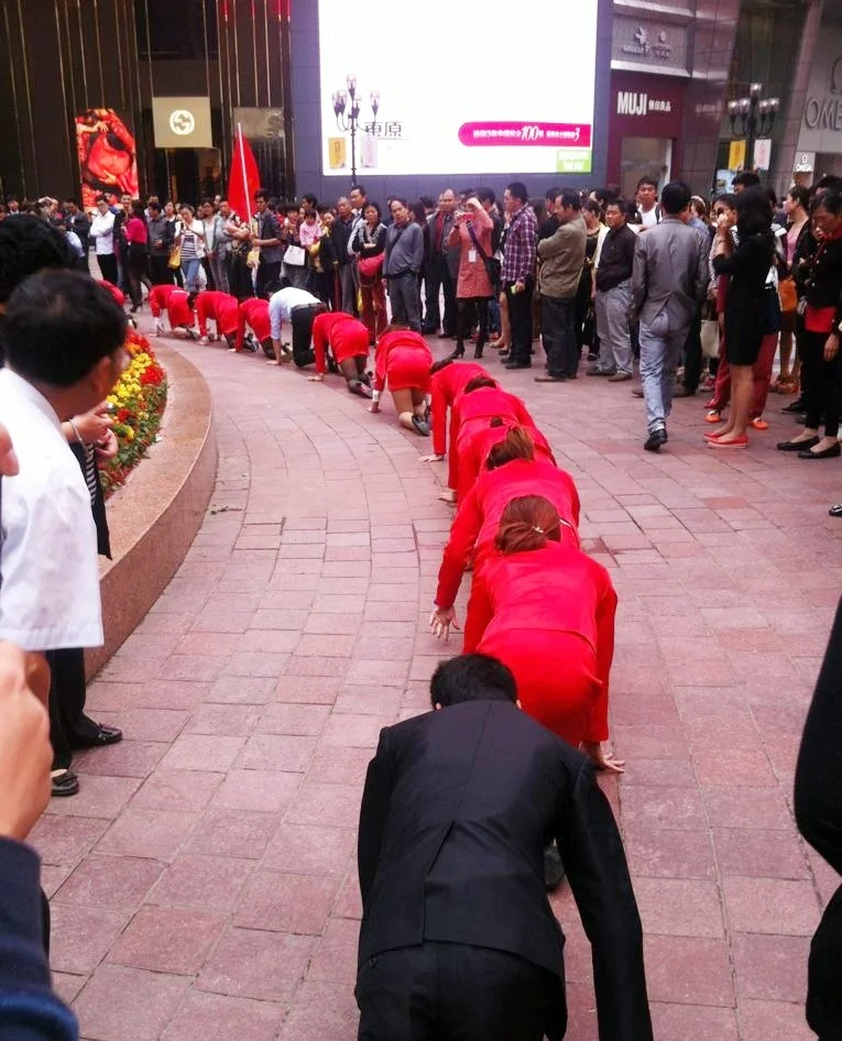 重慶公司抗壓訓練讓員工繞解放碑爬行