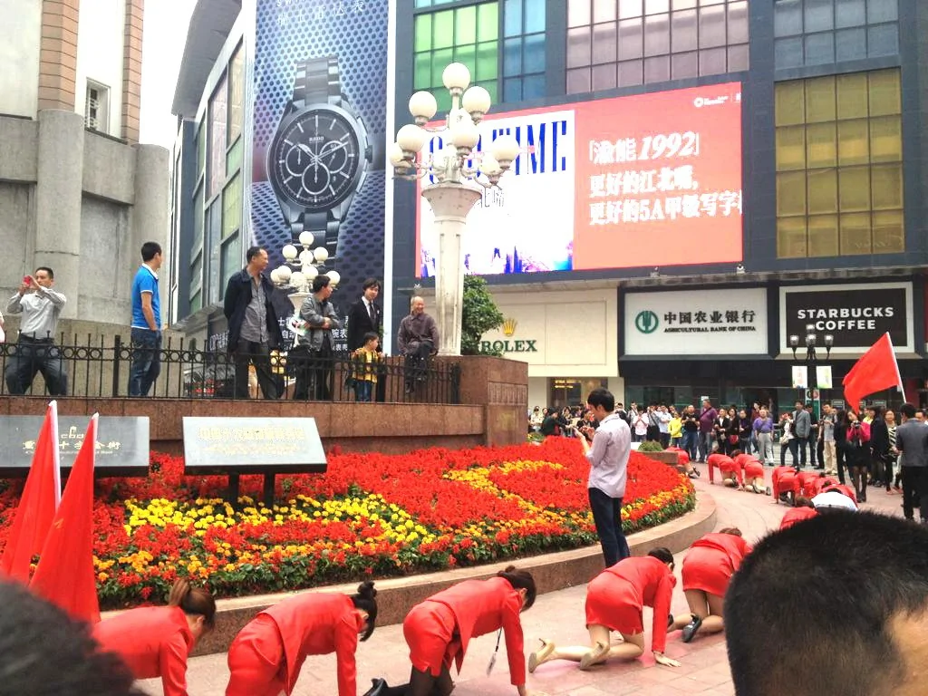 重慶公司抗壓訓練讓員工繞解放碑爬行