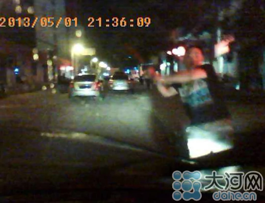 河南多名男子當街砍人現場堪比香港警匪片中畫面(組圖)