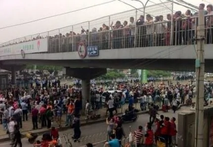 豐臺京溫商城大門外，數百民眾聚焦