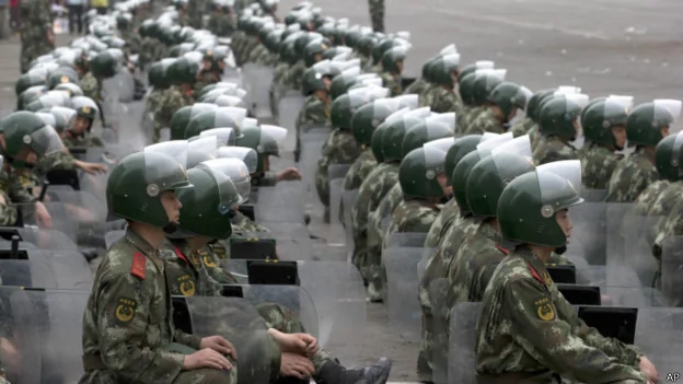 北京警方調集龐大的警力在京溫商城門前戒備（08/05/2013）
