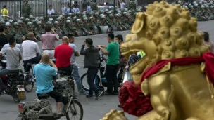 市民围观在京温商城门前戒备的北京警察（08/05/2013）