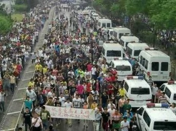 安徽女子墜樓案引發安徽籍民眾5月7日、8日在木樨園京溫商廈聚集抗議