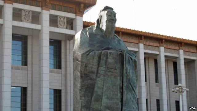 北京天安门广场上的孔子塑像（美国之音张楠拍摄）