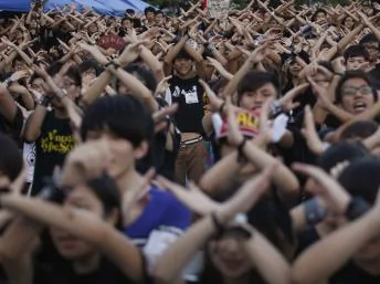 资料照片：香港中文大学学生以手势表示拒绝政府推行国民教育