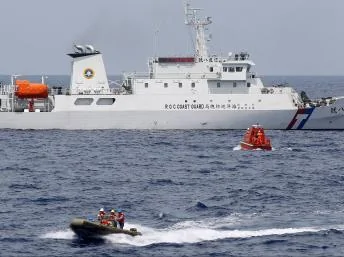 台灣海軍與海巡署船隻2013年5月16日在南部高雄港附近的海軍基地參加軍事演習。