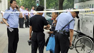 北京中国国务院新闻办公室外警察盘查上访者（27/5/2009）