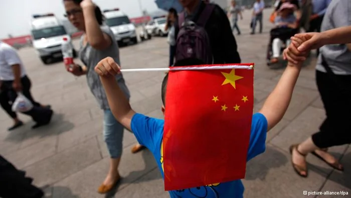 China23rd anniversary of the Tiananmen Square massacre anniversa
epa03248300 A Chinese boy holds up the national flag in Tiananmen Square on the23rd anniversary of the Tiananmen Square massacre in Beijing, China,04 June2012. Hundreds, and possibly thousands, of students died in the Tiananmen Square area of Beijing in June1989 when the Chinese government sent in troops to crush a pro-democracy uprising and preserve one-party rule in China. EPA/HOW HWEE YOUNG+++(c) dpa- Bildfunk+++