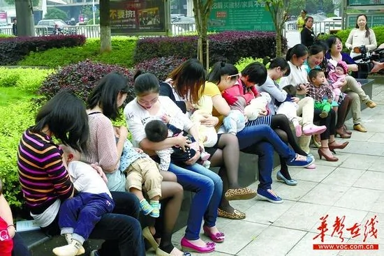 長沙鬧市街頭40多名媽媽當眾寬衣哺乳