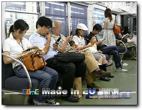 隨時隨地不分場合玩手機：沉迷在智慧型手機里的中國人(組圖)