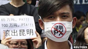 雲南昆明民眾戴上口罩抗議當地發展PX石化項目（4/5/2013）