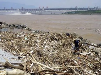 2010年八月二日清洁工清理三峡水库垃圾。