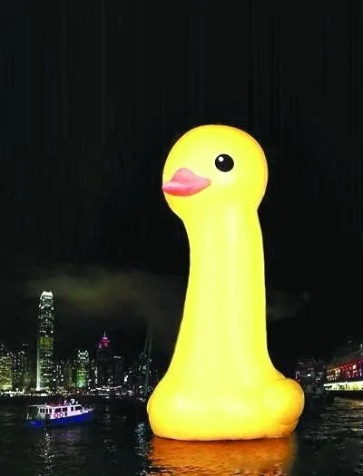 武汉版大黄鸭充气下水网友调侃：小心你的脖子(图)