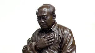 高氏兄弟的雕塑《下跪懺悔的毛》。
