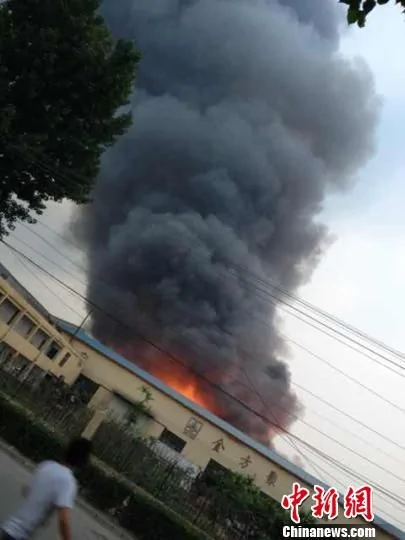 8日19時許，濟南天橋區藍翔路附近漢諾瓦潤滑油廠突發大火蔡慧凱攝