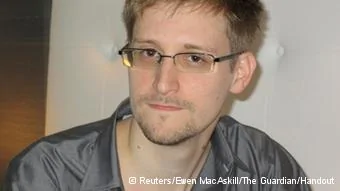 #ACHTUNG!!! AUSSCHLIESSLICH UND EINMALIG ZUR AKTUELLEN BERICHTERSTATTUNG VERWENDEN!!!
U.S. National Security Agency whistleblower Edward Snowden, an analyst with a U.S. defence contractor, is pictured during an interview with the Guardian in his hotel room in Hong Kong June9,2013. The29-year-old contractor at the NSA revealed top secret U.S. surveillance programmes to alert the public of what is being done in their name, the Guardian newspaper reported on Sunday. Snowden, a former CIA technical assistant who was working at the super-secret NSA as an employee of defence contractor Booz Allen Hamilton, is ensconced in a hotel in Hong Kong after leaving the United States with secret documents.
REUTERS/Ewen MacAskill/The Guardian/Handout(CHINA- Tags: POLITICS MEDIA)
ATTENTION EDITORS- THIS IMAGE WAS PROVIDED BY A THIRD PARTY. FOR EDITORIAL USE ONLY. NOT FOR SALE FOR MARKETING OR ADVERTISING CAMPAIGNS. THIS PICTURE IS DISTRIBUTED EXACTLY AS RECEIVED BY REUTERS, AS A SERVICE TO CLIENTS. NO SALES. NO ARCHIVES. THIS PICTURE IS DISTRIBUTED EXACTLY AS RECEIVED BY REUTERS, AS A SERVICE TO CLIENTS. MANDATORY CREDIT