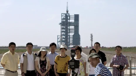 中国本土游客在酒泉卫星发射中心附近以发射台为背景拍照留念（11/6/2013）