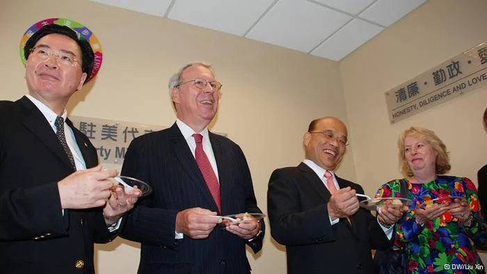 Parteivorsitzender der DPP, Su Tseng-chang(2. rechts) mit dem Vorsitzenden der amerikanischen Vertretung in Taiwan, Raymond Burghardt(2. links), und dem Vertretungsbüroleiter der DPP in den USA, Joseph Wu(1. links)
Copyright: DW/Liu Xin