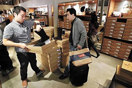 (图文)美国东西太便宜 中国游客最爱购物