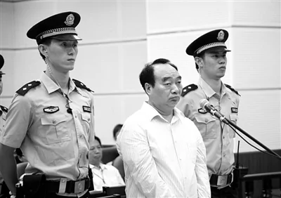 重庆市北碚区原区委书记雷政富出庭受审