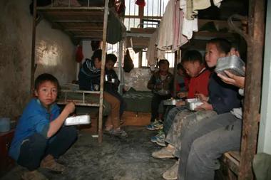 中国四千万贫困儿童营养匮乏一天只吃两顿午餐啃干粮