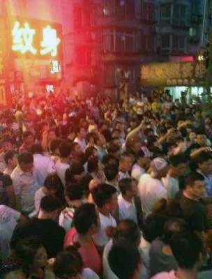 辽宁省沈阳市北行夜市，周三有数名城管暴力执法打伤小贩一家三口，引起民愤