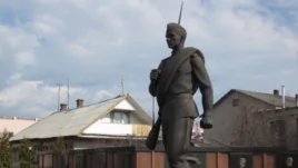 俄羅斯亞羅斯拉夫地區的一處有關二戰蘇聯紅軍士兵塑像（美國之音白樺拍攝）