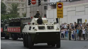 軍警和裝甲車