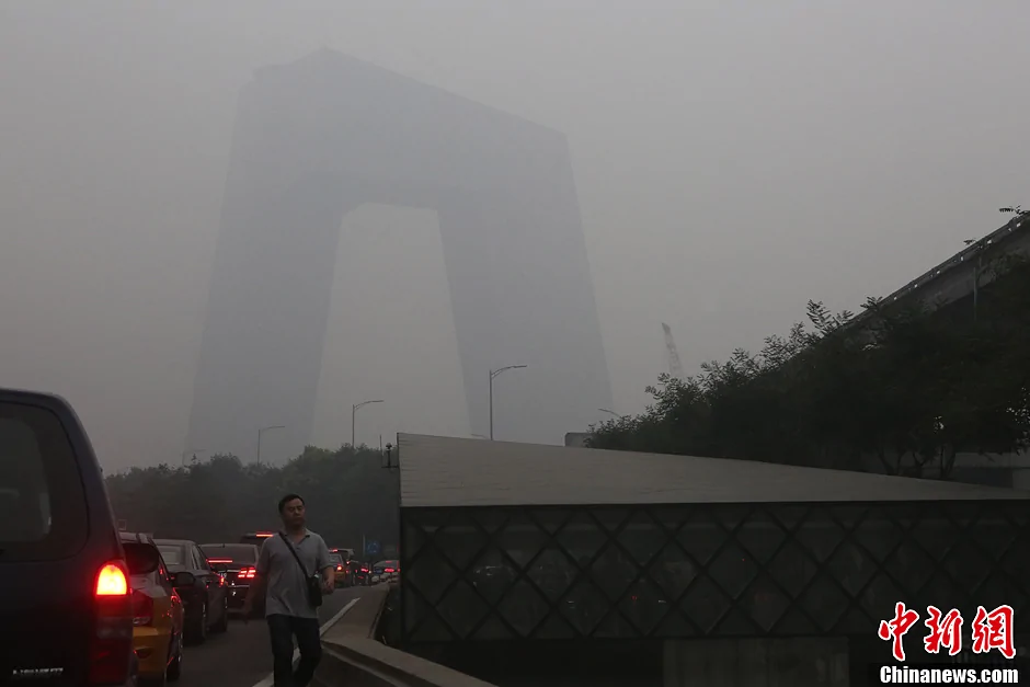 6月28日，北京再遭重污染侵襲，氣象部門預報，當日夜間還將迎來大到暴雨天氣。中新社發富田攝