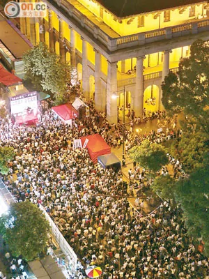 近万人在游行后到中环集会，继续表达对政府管治的不满。（伍镇业摄）