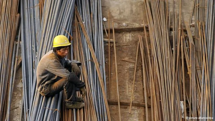 ARCHIV- Ein Wanderarbeiter ruht sich auf Stahlstreben auf einer Baustelle in Jinan aus(Archivfoto vom30.08.2009). Die chinesische Wirtschaft ist im ersten Quartal mit8,1 Prozent deutlich langsamer als erwartet gewachsen. Es ist der geringste Anstieg in der zweitgrößten Volkswirtschaft seit fast drei Jahren, wie das Statistikamt am Freitag in Peking mitteilte. Die obersten Wirtschaftslenker hatten vor zwei Wochen noch mit8,4 Prozent Wachstum im Vergleich zum Vorjahreszeitraum gerechnet. Foto: EPA/WU HONG+++(c) dpa- Bildfunk+++