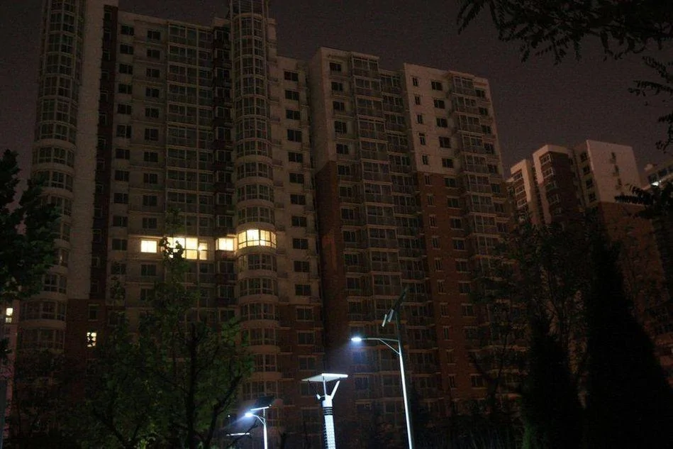北京一小區上千套房沒人住夜晚黑漆漆成「鬼城」(組圖)