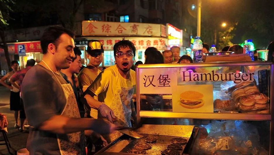 美國小伙瀋陽擺攤賣漢堡日賺300網友：當心城管！(