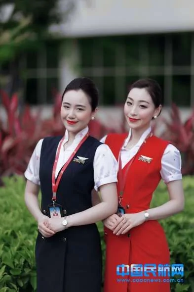 深航空姐啟用"流光溢彩"新妝容網友稱"太驚悚"