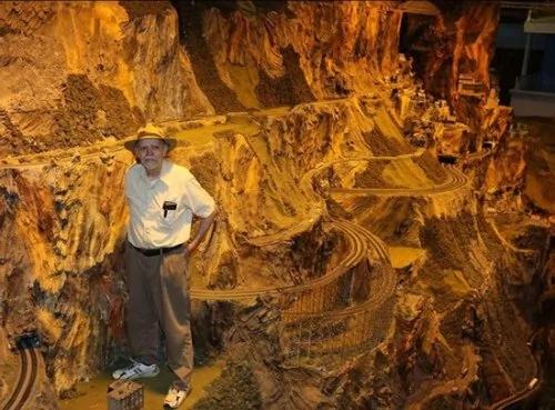 老翁16年建铁路模型 绕山环形王国