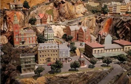 老翁16年建铁路模型 绕山环形王国