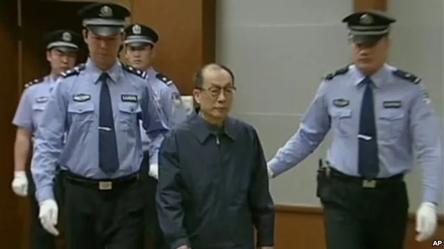 2013年6月9日在北京第二中級法院，中國前鐵道部部長劉志軍（從右邊第二位）因腐敗和濫用職權指控被提訊。（CCTV視頻截圖）