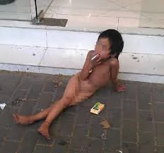 6歲女童裸體抽煙乞討