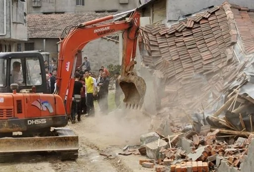 武汉当局派出拆迁队强行拆毁居民的房屋