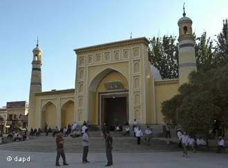 Ethnic Uygur men wait outside the main mosque in Kashgar in China's far western Xinjiang Uygur Autonomous Region on Thursday, Aug.4,2011.(Foto:David Wivell/AP/dapd)