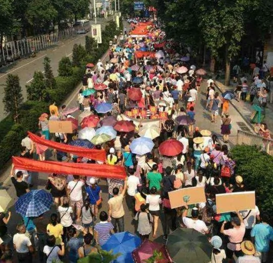 广东江门大量民众街头聚集抗议政府建核原料项目