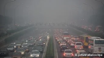 ARCHIV- Verkehrsstau in Peking bei Smog am18.06.2009. Der weltweite CO2-Ausstoß ist im vergangenen Jahr auf Rekordniveau gestiegen. Das geht aus Berechnungen hervor, die das Internationale Wirtschaftsforum Regenerative Energien(IWR) am13.11.2012 in Münster veröffentlicht hat. Das CO2-Ranking führte unverändert China mit8,9 Milliarden Tonnen(2010:8,3 Mrd.) an. EPA/DIEGO AZUBEL+++(c) dpa- Bildfunk+++
pixel
Schlagworte
.China,.Umweltverschmutzung, autos,.Luftverschmutzung,.Klima, stau
