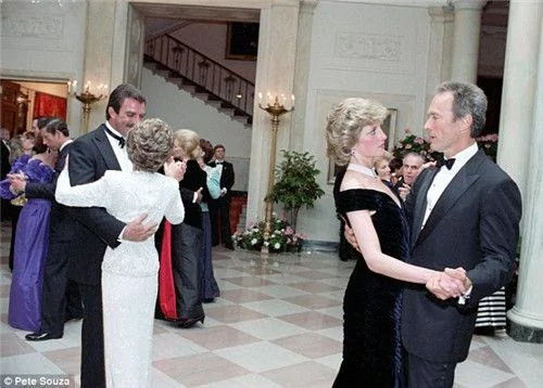 戴安娜王妃白宫跳舞旧照曝光与巨星共舞显羞涩(高清组图)