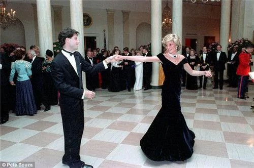 戴安娜王妃白宫跳舞旧照曝光与巨星共舞显羞涩(高清组图)