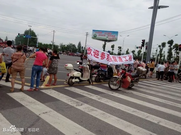 上万川民通宵抗议豆腐渣工程