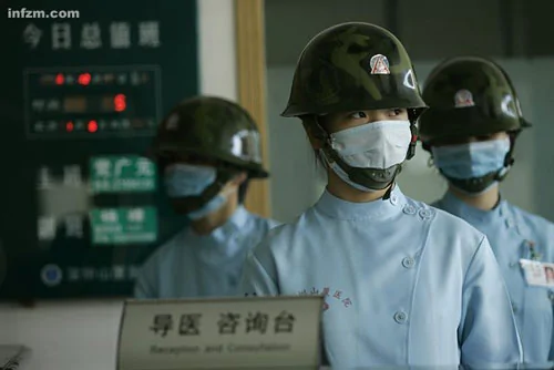 　由于医患冲突激烈，深圳市的山厦医院医生护士，一度戴钢盔上班